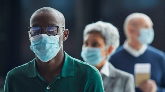 Un estudio de EE.UU. recomienda el uso de doble barbijo para aumentar la protección contra el COVID-19