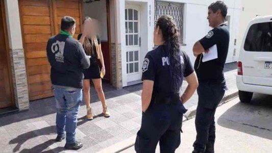 Encontraron a la joven que se escondió en el baúl de un taxi para ver a su novio