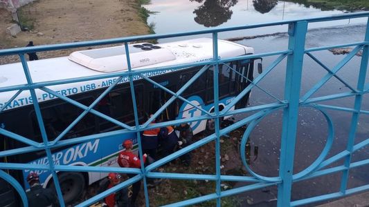 Video: un auto chocó contra un colectivo y lo lanzó a un río en Córdoba