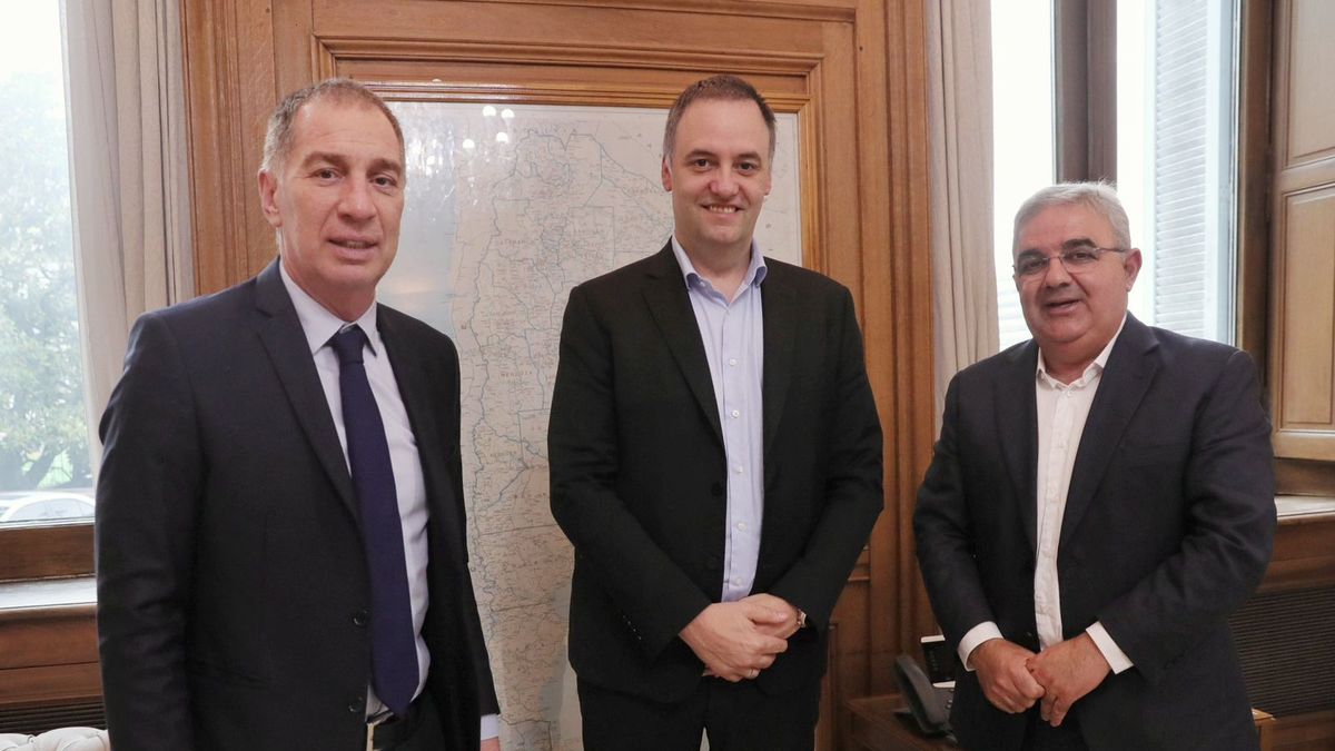 Diego Santilli y Manuel Adorni, junto al gobernador de Catamarca, Raúl Jalil (Foto: archivo).