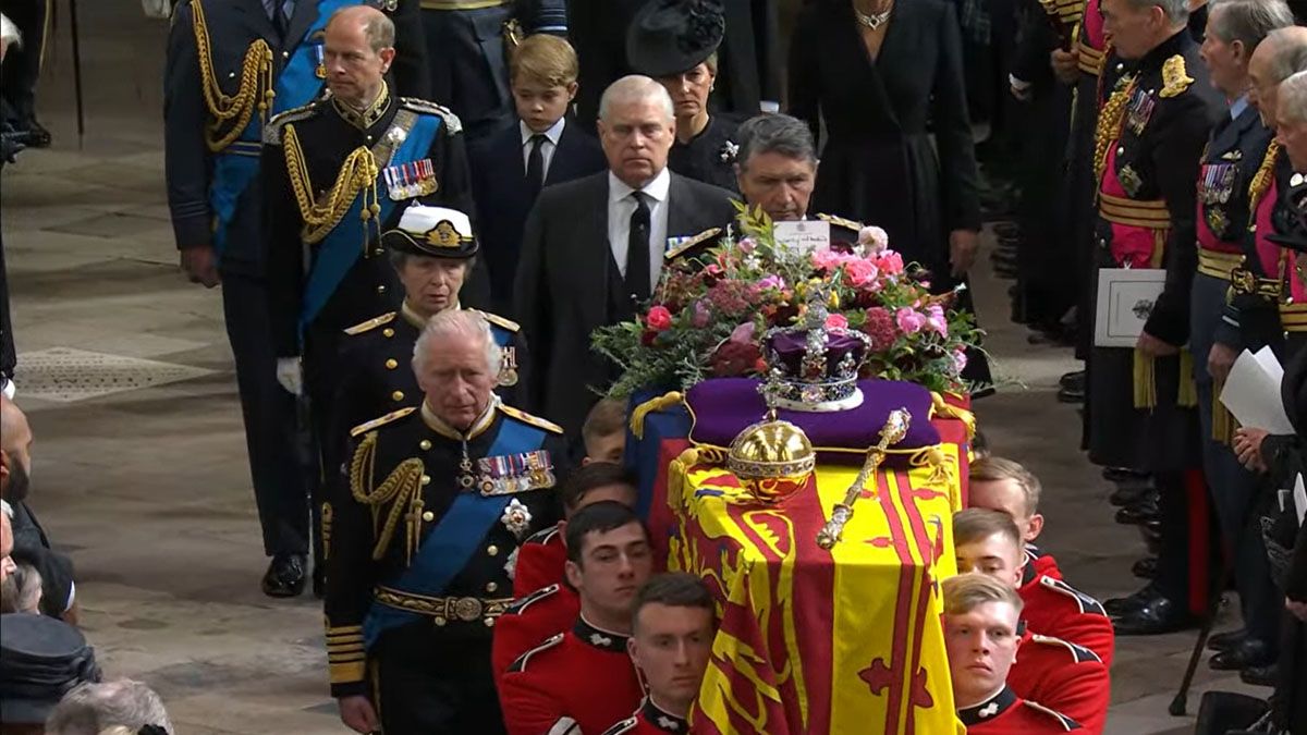 El rey Carlos III y la familia real acompañan el ataúd de la reina Isabel II una vez concluido el servicio en la abadía de Westminster (Foto: Captura de TV)  