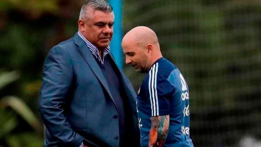 Sampaoli resiste de una manera tan grotesca que lastima su honor