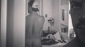 El desnudo cuidado de un ex Gran Hermano: mostró la colita