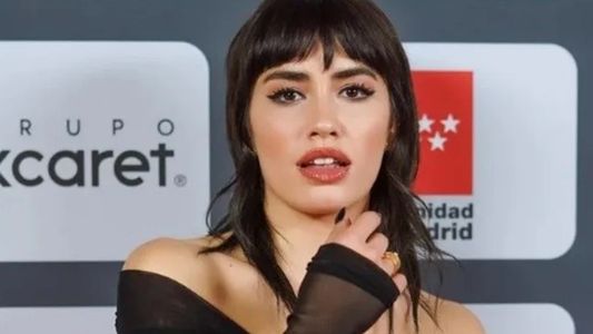 Un experto en moda le bajó el pulgar a Lali Espósito