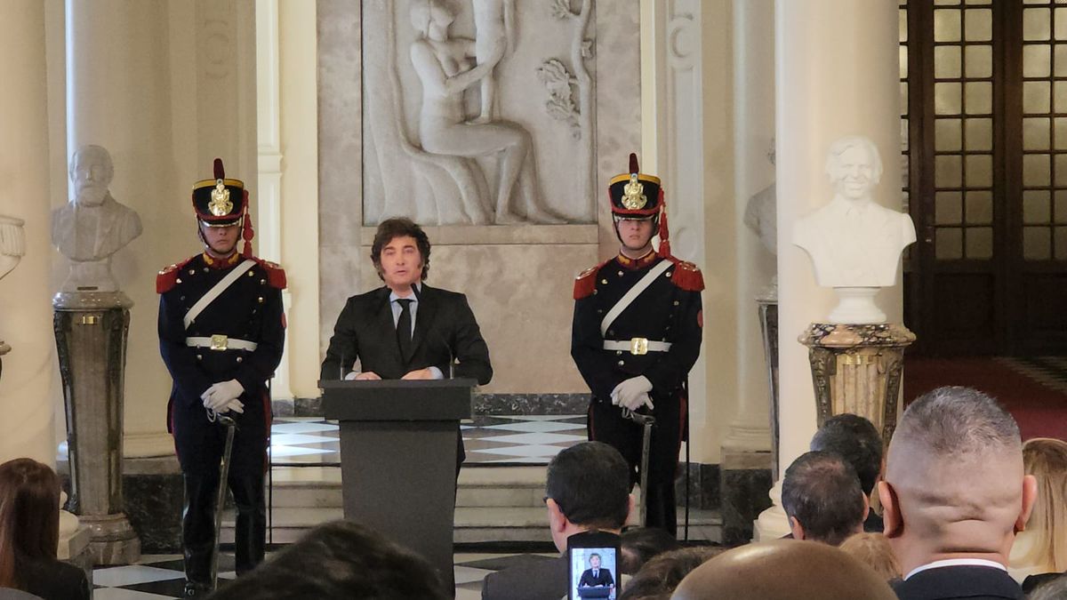 Expresidente Carlos Menem homenajeado por Javier Milei con la colocación de un busto en la Casa Rosada. Foto: Archivo.
