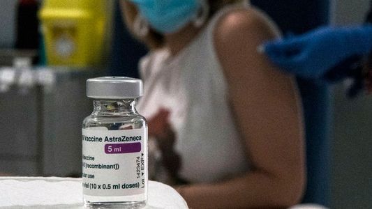 Se conocieron nuevos efectos secundarios por las dosis de vacunas AstraZeneca y Pfizer