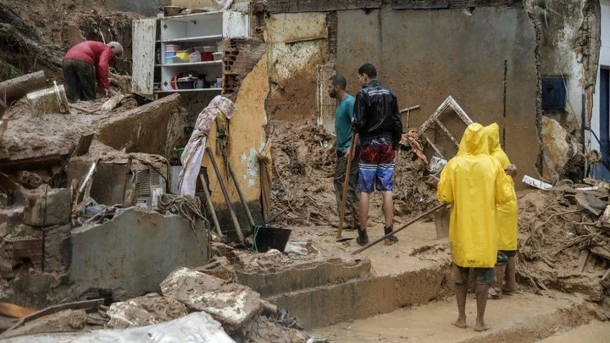 Las fuertes lluvias provocaron deslizamientos de tierra que arrasaron con la viviendas. (Foto: AFP)&nbsp;