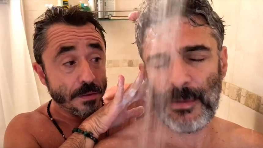 Insólito: Pablo Granados entrevistó a Leo Sbaraglia en la ducha