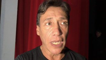 Mientras hace teatro en calle Corrientes, Fabián Gianola prepara su vuelta a la TV para marzo