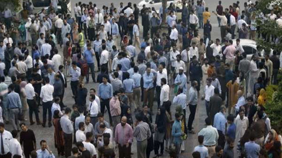 Gente en Kabul, Pakistán, a 300 km del epicentro del terremoto, salió a las calles por temor al derrumbe de edificios (Foto: Gentileza Pakistan Today)