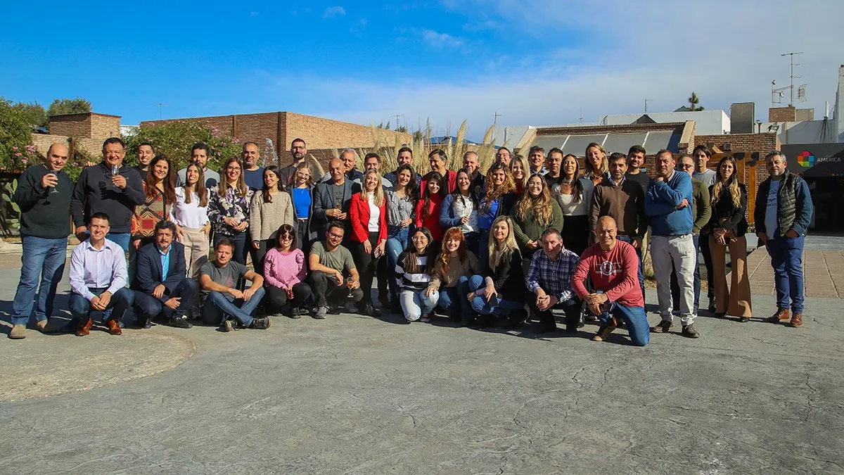 El equipo de Diario UNO, reunido el 27 de junio de 2023 para celebrar los 30 a&ntilde;os del medio.