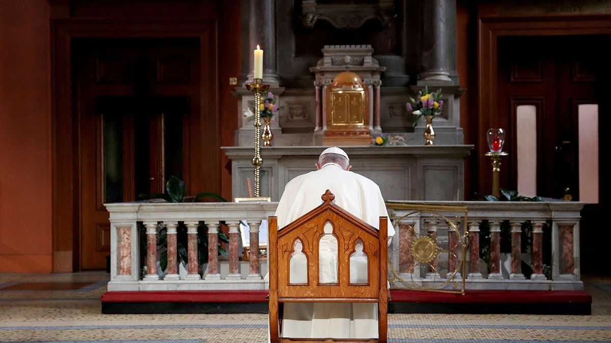 El Papa Francisco reza frente a una vela encendida para recordar a las víctimas de abusos por parte de la Iglesia