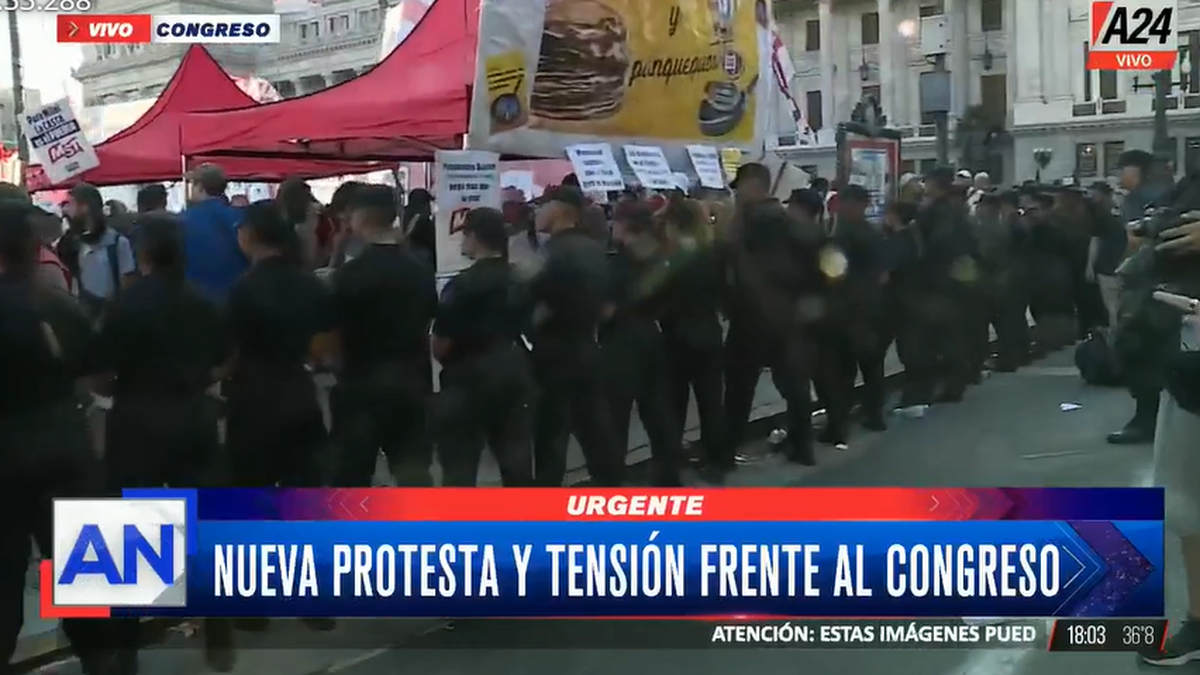Ley Ómnibus: manifestantes y policías están cara a cara en la plaza