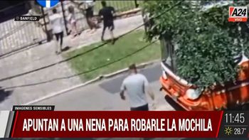 Banfield: así le apuntan a una nena para robarle la mochila. (Captura de Tv) Banfield: así le apuntan a una nena para robarle la mochila. (Captura de Tv)