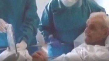 “Antonia, te quiero más que a mi vida”: la conmovedora declaración de amor de un anciano con coronavirus a su esposa