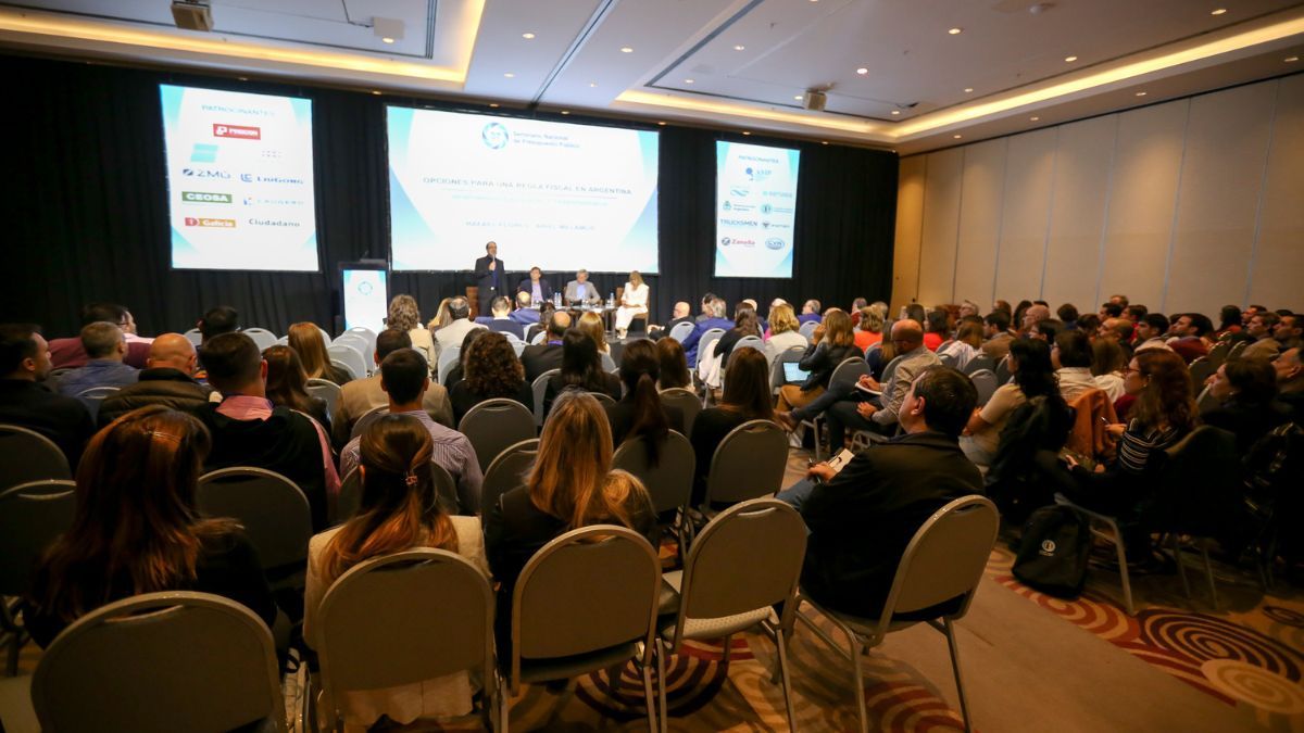 Funcionarios, economistas y expertos nacionales e internacionales participan de las jornadas para debatir sobre responsabilidad fiscal, transparencia y energías limpias. (Foto ASAP)