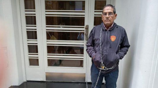 El vicepresidente de Sarmiento de Resistencia se encadenó en la puerta de la AFA en reclamo al ascenso de Estudiantes de Río Cuarto
