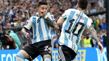 Enzo Fernández celebra su gol con Lionel Messi (Foto: gentileza FIFA.com).