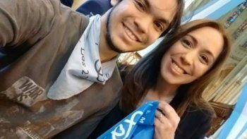 Vidal busca inclinar la balanza y se sacó una foto con el pañuelo celeste “provida”