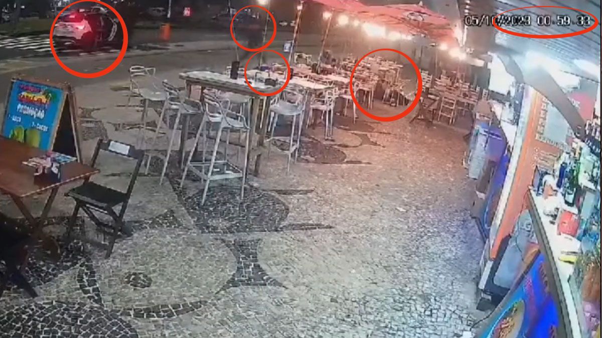 Uno de los asesinos remata a uno de los m&eacute;dicos que ya estaba ca&iacute;do en el suelo. En en reloj de la grabadora se ve que era la 1 de la madrugada. (foto: Captura de TV)