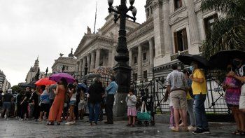 Pese a la lluvia, decenas de personas se acercaron al Congreso para despedir a Carlos Menem