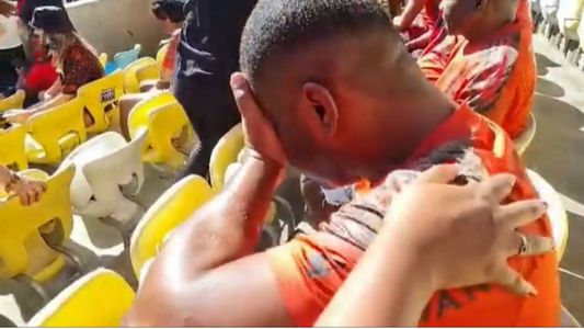 Flamengo llevó a 22 hinchas en situación de calle a conocer el Maracaná contra Paranaense y uno no pudo contener las lágrimas