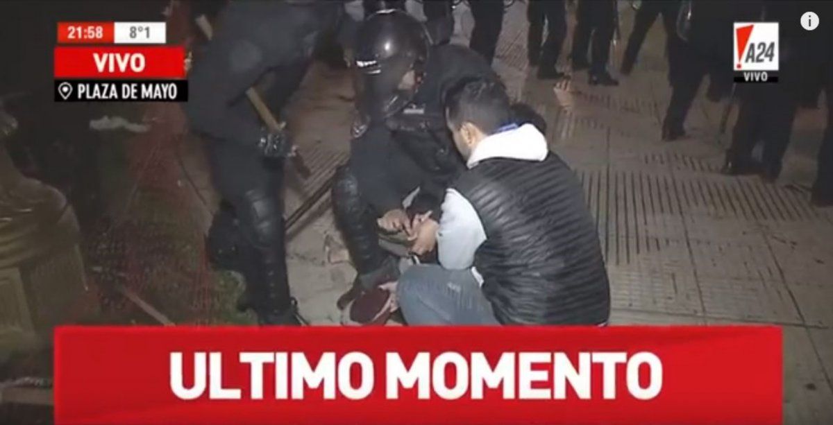 Incidentes en Plaza de Mayo durante la desconcentración de la marcha universitaria