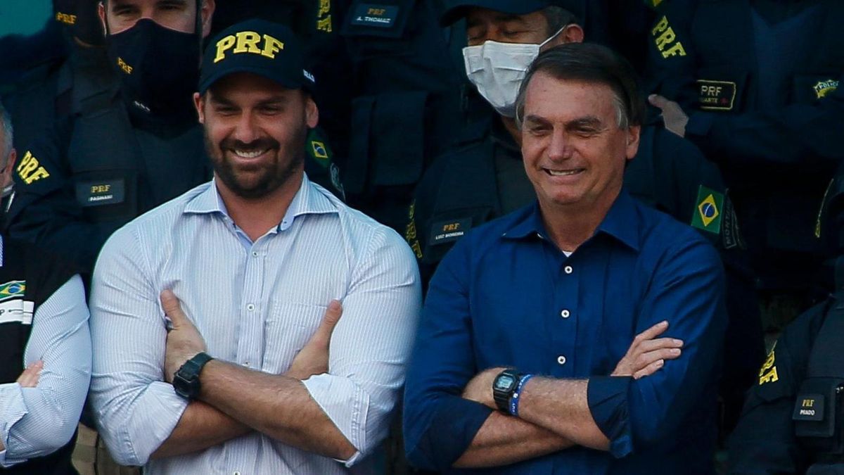 Jair Bolsonaro fue condenado a 27 años y tres meses de prisión por el intento de golpe de Estado. La causa contra su hijo avanzó por separado y derivó en la sentencia que ahora quedó firme. (Foto: archivo)