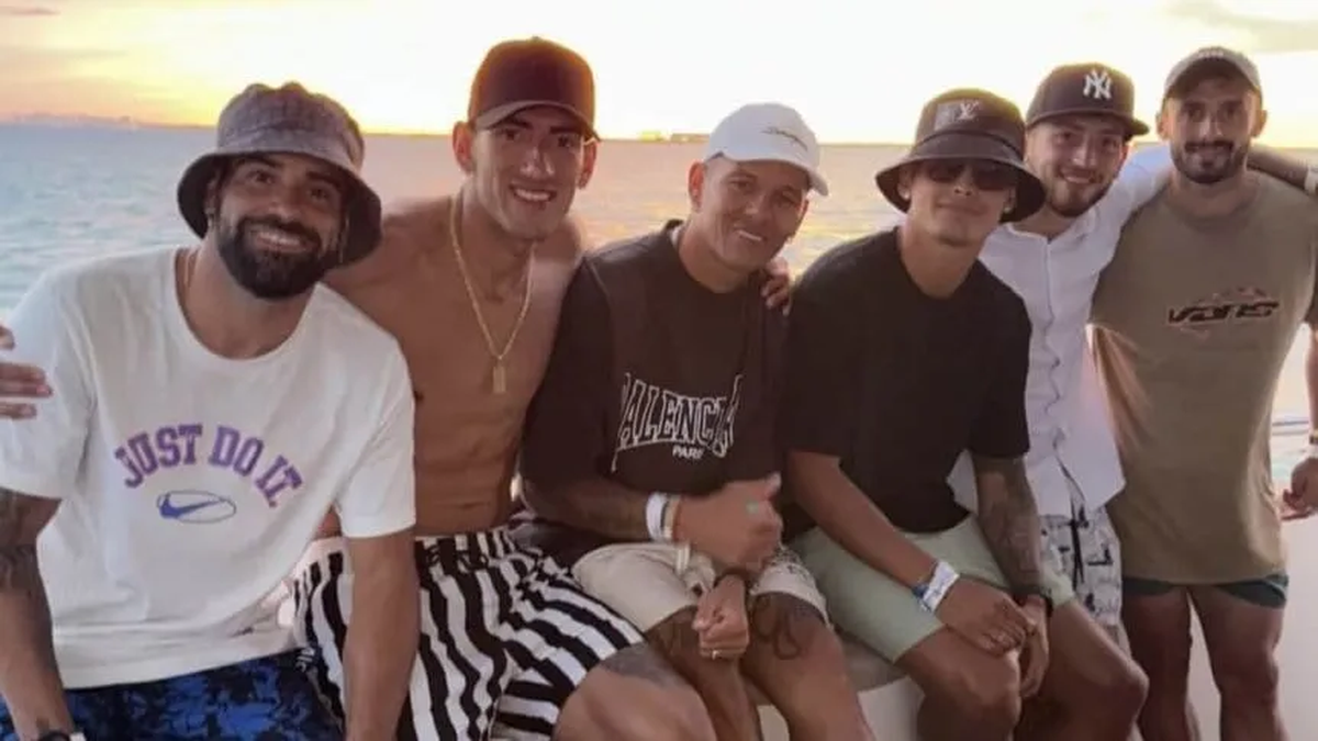 Milton Giménez, Lautaro Di Lollo, Marcos Rojo, Mauricio Benítez, Nacho Rodríguez y Marcelo Saracchi en Cancún. Milton Giménez, Lautaro Di Lollo, Marcos Rojo, Mauricio Benítez, Nacho Rodríguez y Marcelo Saracchi en Cancún.