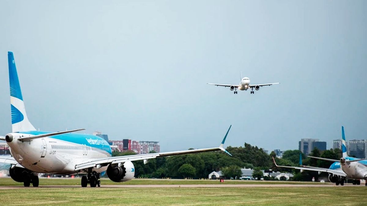 Líneas aéreas: la demanda mundial de viajes podría recuperarse hasta el 84% de los niveles de 2019. (Foto: Télam)