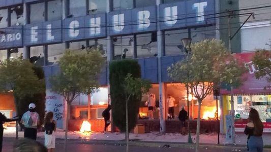 Incendiaron la redacción del diario El Chubut por su postura pro minera: había periodistas adentro