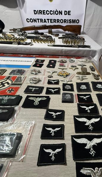 Publicó un uniforme nazi en redes y terminó tras las rejas: el impactante hallazgo en su vivienda