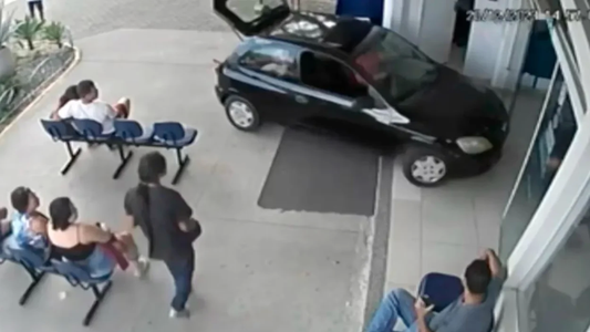 Video: una mujer estrelló su auto contra la guardia de un hospital y quiso atropellar a los médicos