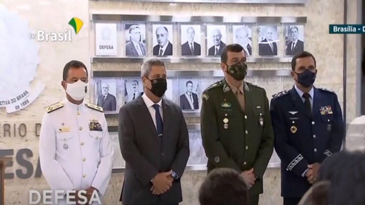 El ministro de defensa puso en funciones a los nuevos jefes militares (Foto: AP)