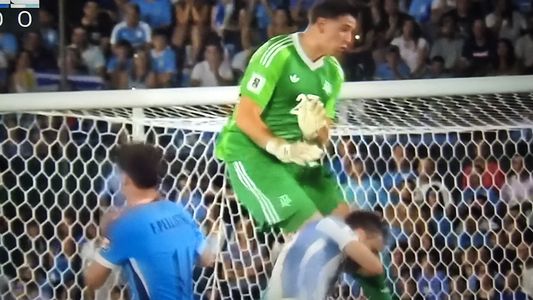 Susto en la Selección Argentina: el impactante choque entre Dibu Martínez y Tagliafico