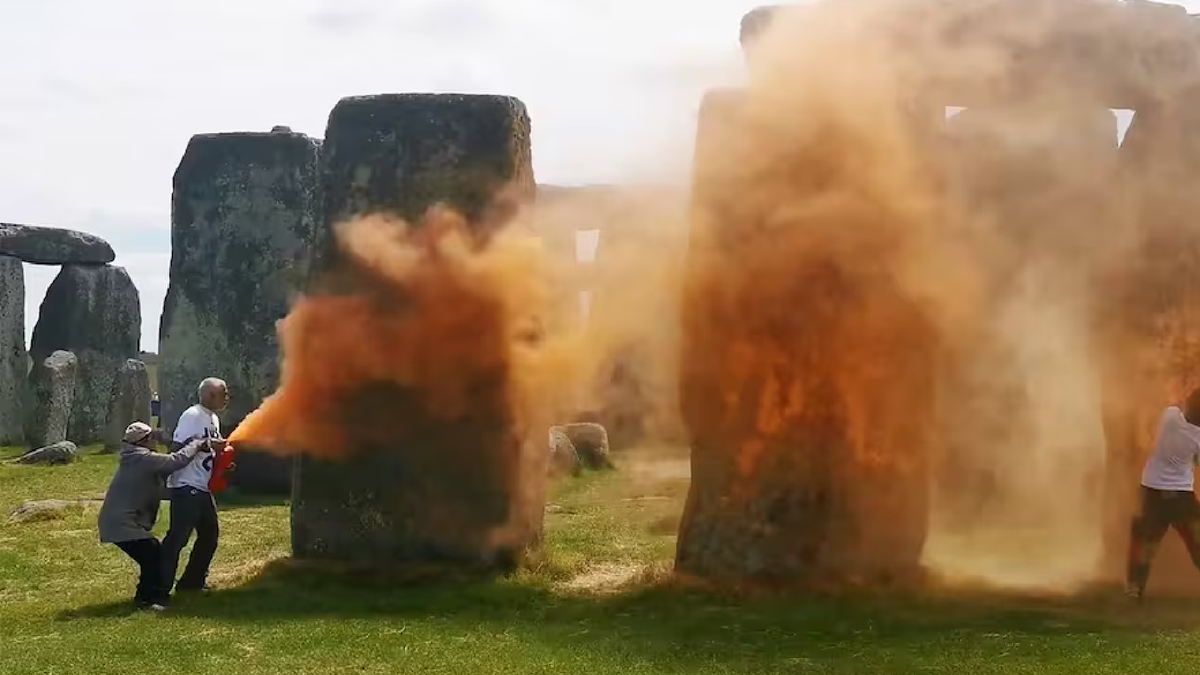 Dos ecologistas fueron detenidos por rociar con pintura el mítico Stonehenge. (Foto: captura)