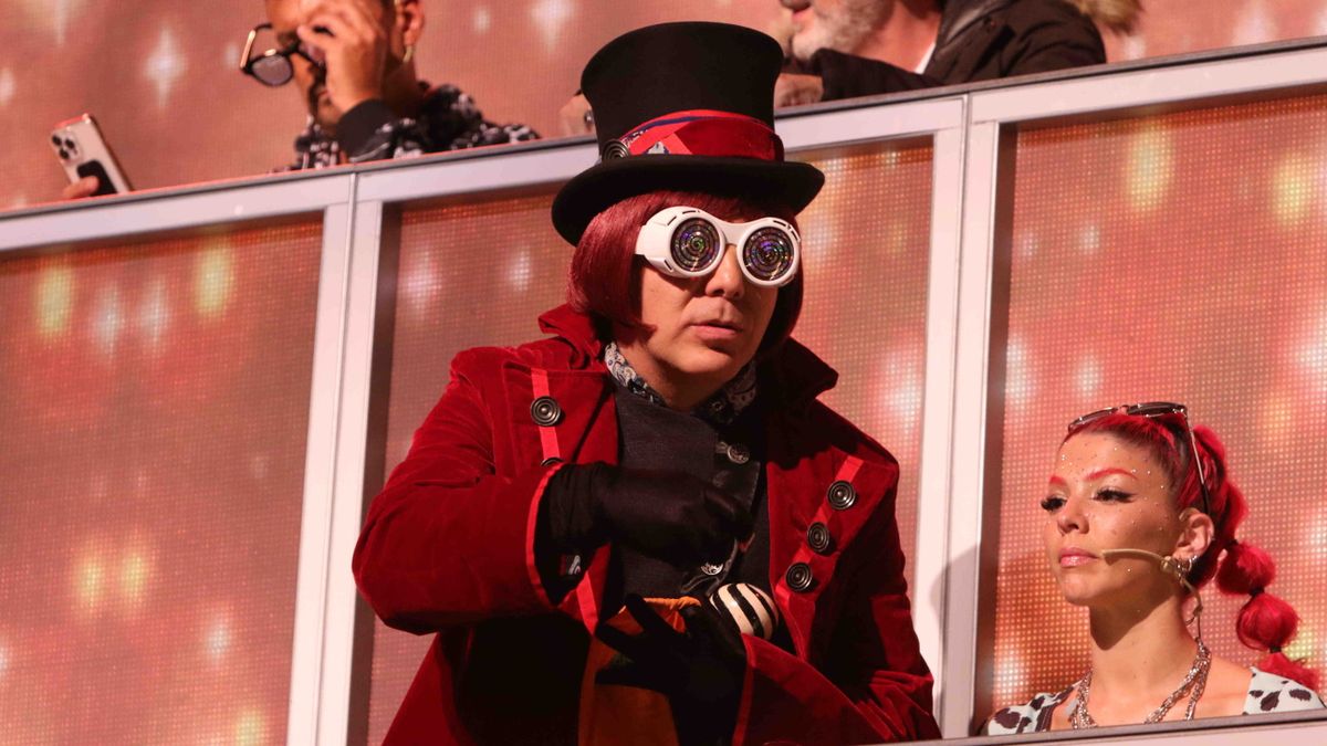 Cristian Castro lookeado como Willy Wonka en una de las emisiones de Canta Conmigo Ahora, el programa que conduce Marcelo Tinelli. 