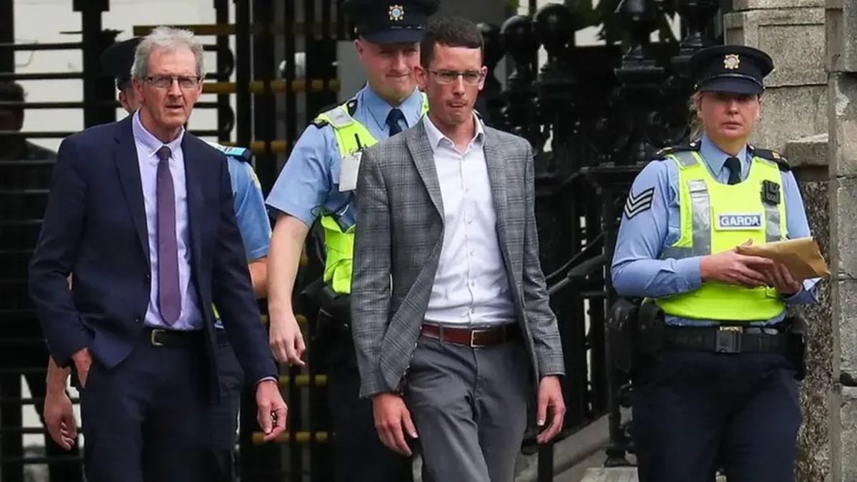 Enoch Burke, al momento de ser arrestado por la polic&iacute;a irlandesa.