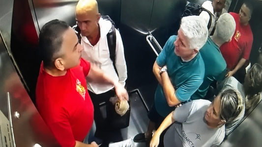 Indignación por brutal agresión de un ex policía a un adulto mayor en un ascensor: todo quedó registrado