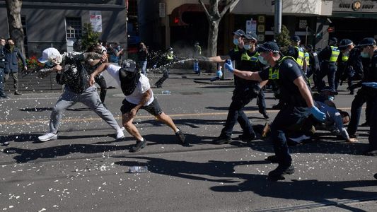 Australia dispuso la vuelta al aislamiento y se desataron fuertes protestas en todo el país