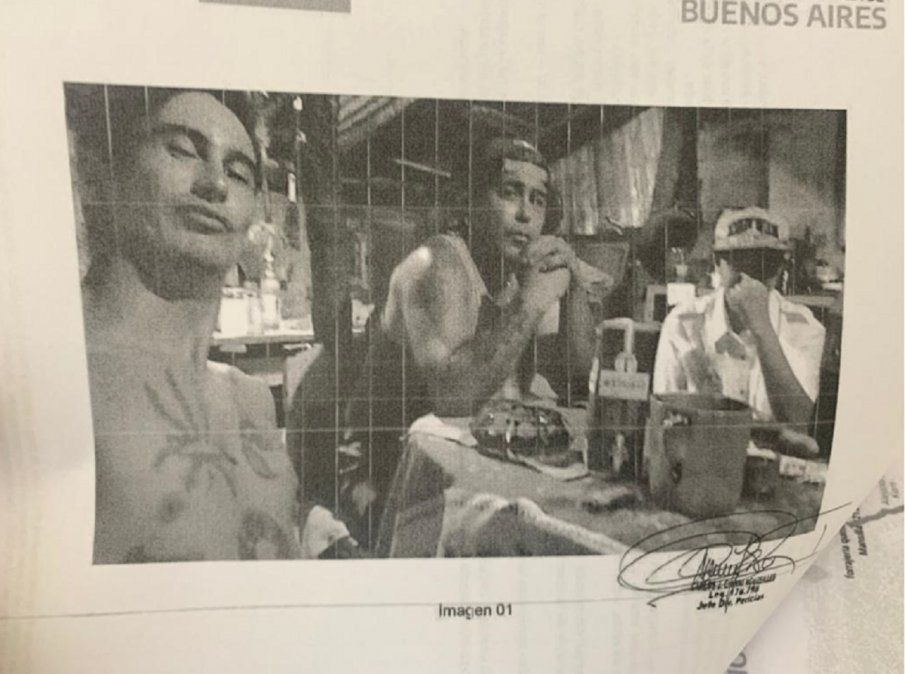 La última foto de Tehuel, con Luis Alberto Ramos y Oscar Alfredo Montes, los dos detenidos. Esta imagen fue central para que ambos quedaran en prisión. 
