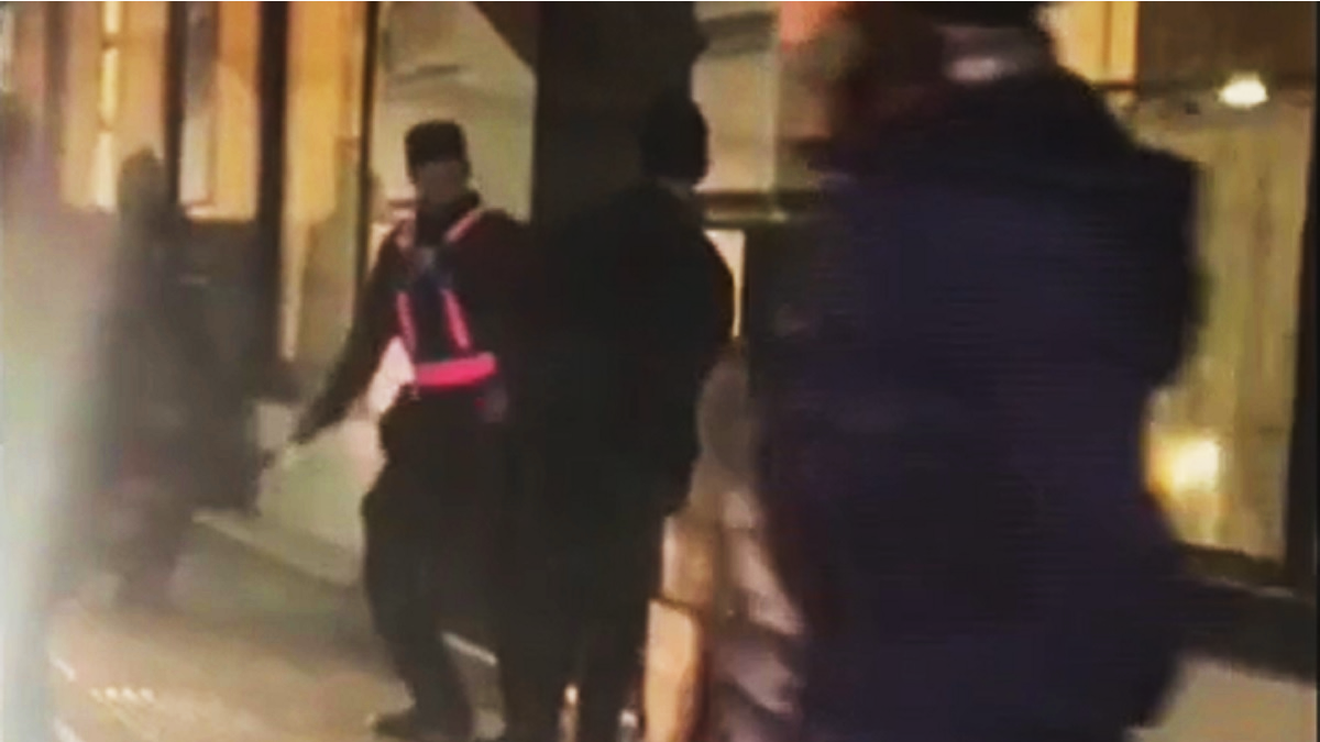 Violencia institucional. El hecho fue captado por una mujer con su celular (Foto: captura de video).