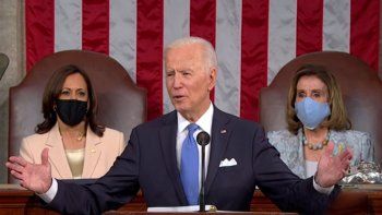 Una nueva era. Joe Biden, acompañado por dos mujeres, la vicepresidenta Harris y la titular de la cámara de Representantes Nancy Pelosi (Foto: AP) Una nueva era. Joe Biden, acompañado por dos mujeres, la vicepresidenta Harris y la titular de la cámara de Representantes Nancy Pelosi (Foto: AP)