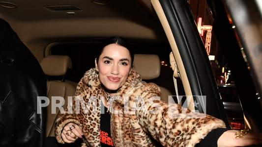 Como una diva: las fotos del look de Lali Espósito para ir a ver a Moria Casán al teatro