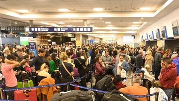 Un nuevo paro de los aeronavegantes afecta a 15.000 pasajeros en Ezeiza y Aeroparque