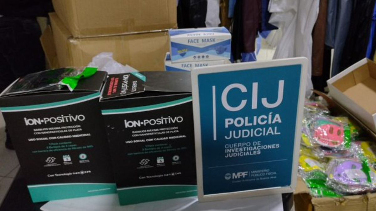 La Policía de la Ciudad dio con los barbijos truchos en varios talleres clandestinjos. Foto: MPF.