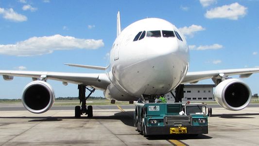 Trabajadores de Intercargo realizaron asambleas informativas en Aeroparque tras el despido de 15 empleados