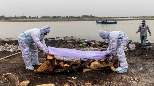 India superó los 250.000 muertos por COVID-19 y rescata cadáveres del río Ganges