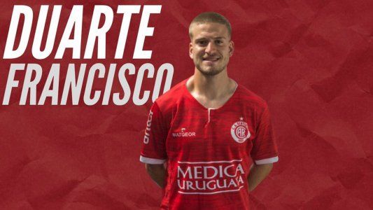 Un futbolista argentino llegó al país, dio positivo de COVID-19, lo aislaron y estuvo media hora colgado en las alturas