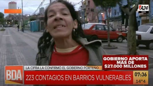 Una mujer amenazó y agredió al móvil de A24 durante el operativo sanitario en el Barrio 31